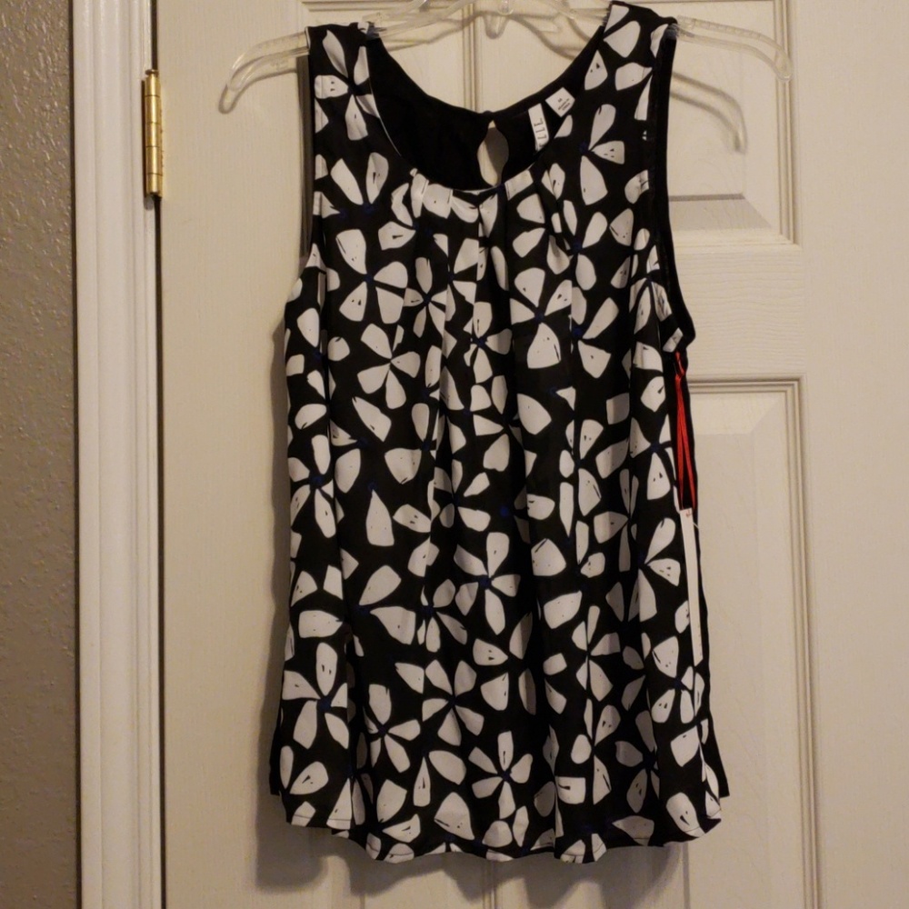 Really cute Elle med sleeveless blouse